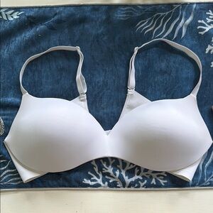 Maidenform White T-Shirt Bra with Seamless Molded Cups